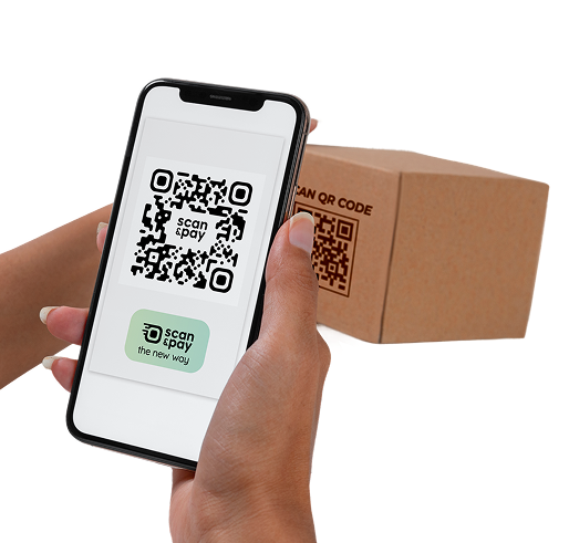 Ένας πελάτης σαρώνει ένα QR code σε ένα κουτί μέσω κινητού τηλεφώνου.