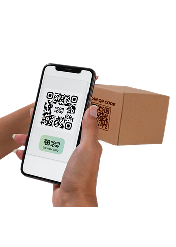 Ένας πελάτης σαρώνει ένα QR code σε ένα κουτί μέσω κινητού τηλεφώνου.